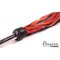 Avalon - SORCERESS - Sort og rød flogger med langt metall håndtak