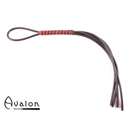 Avalon - CURSE - Svart og Rød firehalet Silikonflogger med Lær- og Silikonhåndtak